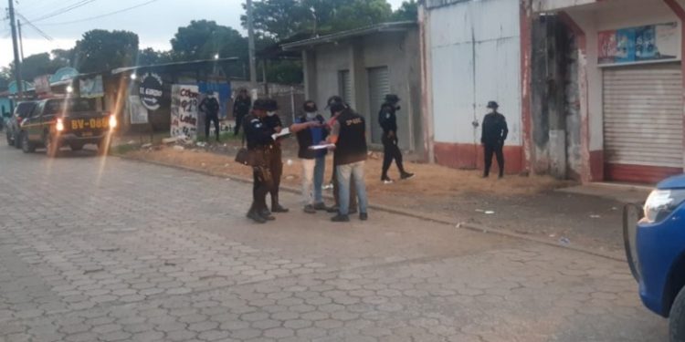 PNC continúa realizando allanamientos en El Estor, Izabal