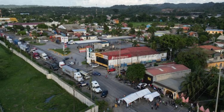 PNC desaloja a manifestantes tras tres días de bloqueo en la carretera hacia Puerto Santo Tomás de Castilla