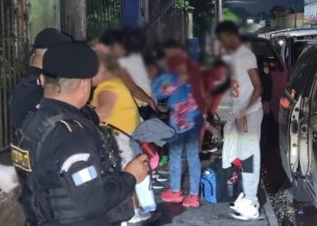 PNC detiene a hombre que transportaba a 19 migrantes cubanos en ruta CA-2 occidente