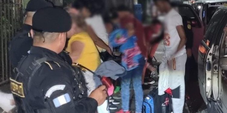 PNC detiene a hombre que transportaba a 19 migrantes cubanos en ruta CA-2 occidente