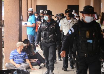 PNC realiza operativos en alrededores de centro de emisión de pasaportes
