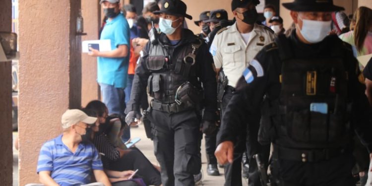 PNC realiza operativos en alrededores de centro de emisión de pasaportes