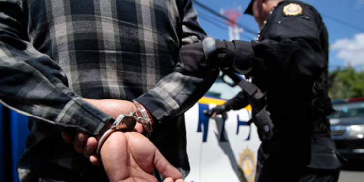 PNC rescata a mujer secuestrada en Ciudad Quetzal y detienen a 5 personas.