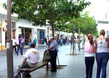 Población guatemalteca comienza a dejar de usar el cubrebocas