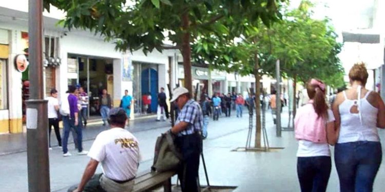 Población guatemalteca comienza a dejar de usar el cubrebocas