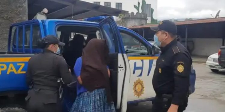Pobladores de aldea de Cobán destierran a mujer que decapito a su esposo en defensa propia