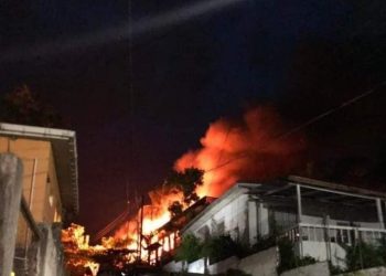 Pobladores de Livingston, Izabal incendian una subestación de policí­as