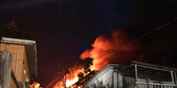 Pobladores de Livingston, Izabal incendian una subestación de policí­as