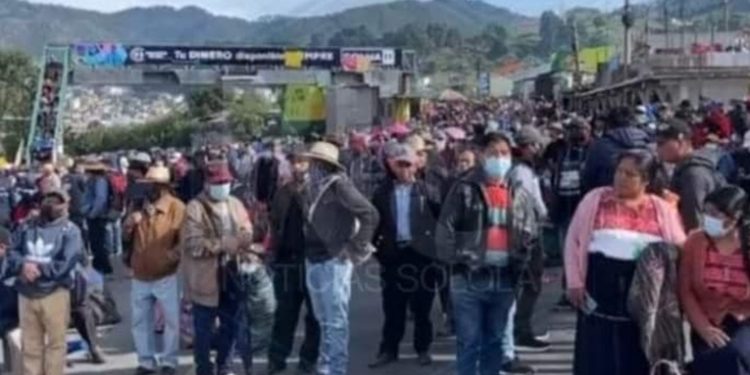 Pobladores de Nahualá bloquean cuatro carriles de ruta Interamericana como medida de protesta