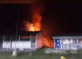 Pobladores toman por la fuerza escuela de Centro de Votación y la incendian.