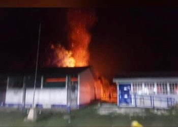 Pobladores toman por la fuerza escuela de Centro de Votación y la incendian.