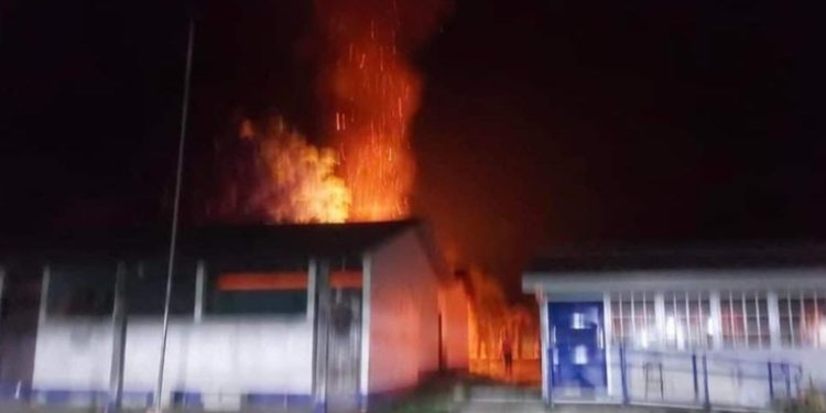 Pobladores toman por la fuerza escuela de Centro de Votación y la incendian.