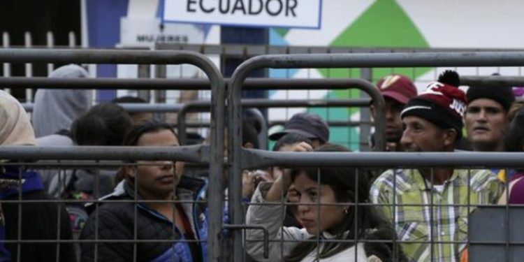 Policí­a de Ecuador desmantela red de comercio de migrantes que ofrecí­a viajes a México
