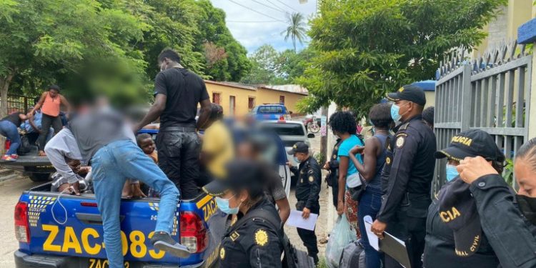 Policí­a de Guatemala detiene a 75 migrantes de Cuba y Haití­