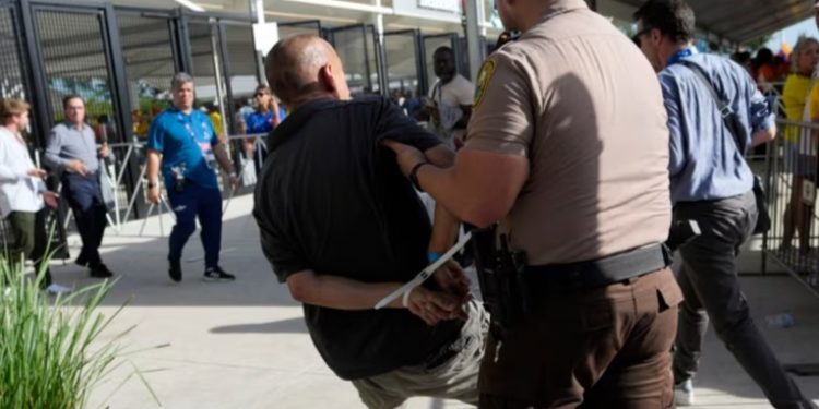 Policía de Miami detuvo a 27 personas tras caos en final de la Copa América