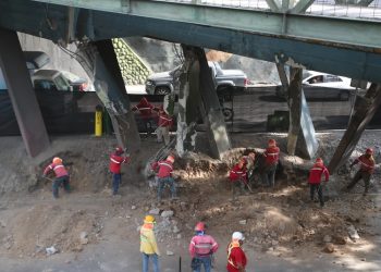 Policía de Tránsito controla el flujo vehicular tras daños en el puente Bran