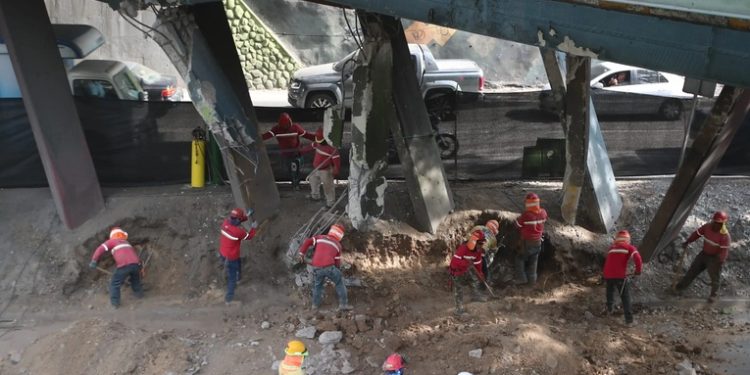 Policía de Tránsito controla el flujo vehicular tras daños en el puente Bran