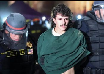 Policía desmantela protesta en la Universidad de California