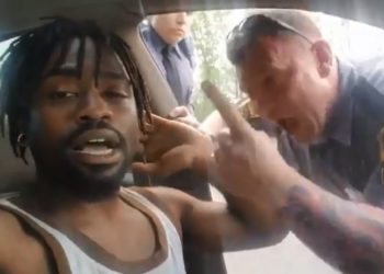 Policí­a es despedido tras amenazar a hombre afroamericano