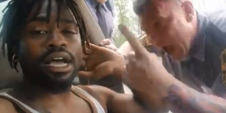 Policía es despedido tras amenazar a hombre afroamericano