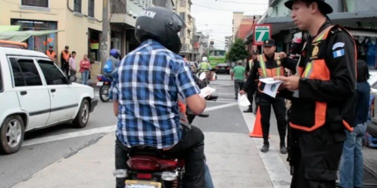 Policía Nacional Civil lanza operativos sorpresa para sancionar a conductores con licencia vencida