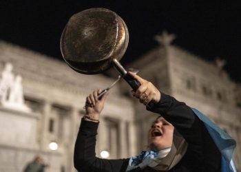 Policía reprime brutalmente a manifestantes que protestan contra el megadecreto de Milei