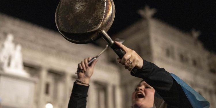 Policía reprime brutalmente a manifestantes que protestan contra el megadecreto de Milei