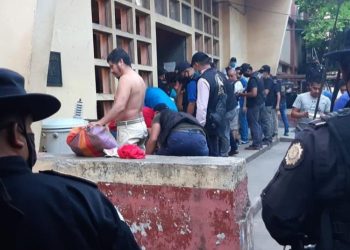 Policía y guardia penitenciaria realizan operativo en prisión de Puerto Barrios
