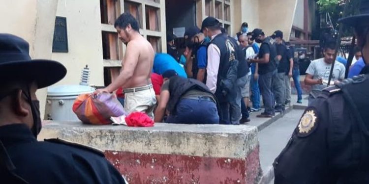 Policía y guardia penitenciaria realizan operativo en prisión de Puerto Barrios