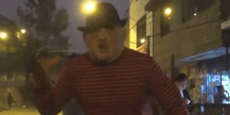 Policías peruanos se camuflan con disfraces y detienen a vendedores de droga