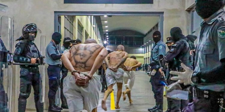 Políticos peruanos viajan a El Salvador para conocer medidas de Bukele contra la inseguridad