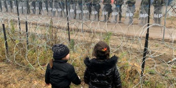 Polonia comienza construcción de muro en frontera con Bielorrusia