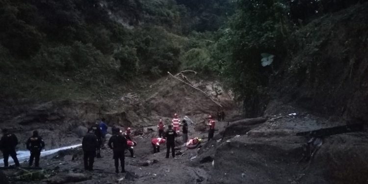 Por lluvias suspenden búsqueda de desaparecidos por crecida de río en la zona 7 capitalina