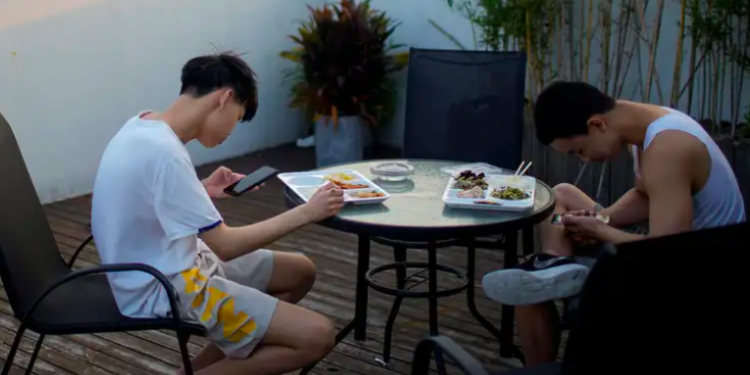 ¿Por qué China quiere alejar a los niños de los celulares?