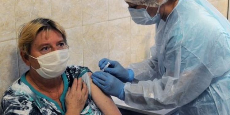 Por qué los rusos son reacios a vacunarse contra el COVID