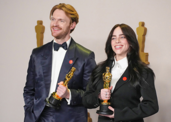 ¿Por qué varias estrellas llevaron un pin rojo en la gala de los Oscars?