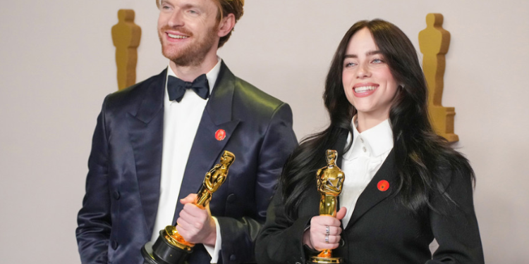 ¿Por qué varias estrellas llevaron un pin rojo en la gala de los Oscars?