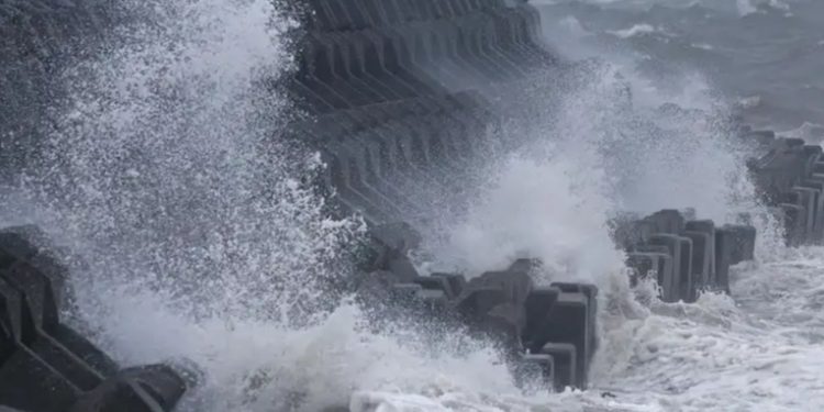 Potente tifón Shanshan toca tierra en el suroeste de Japón