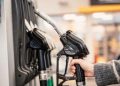 Precios de combustibles finalizan la semana por debajo de las proyecciones oficiales