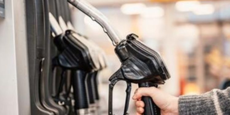Precios de combustibles finalizan la semana por debajo de las proyecciones oficiales