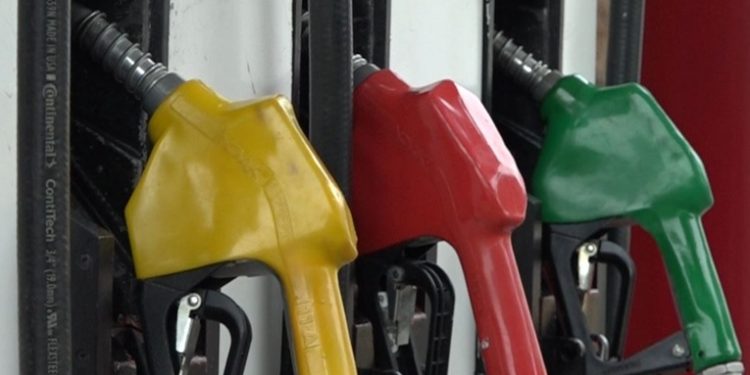 Precios de combustibles registran reducción de 50 centavos al inicio de la semana