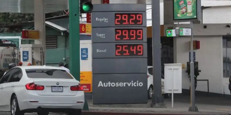 Precios de combustibles tenderán a la baja en las próximas semanas, dice energía y minas