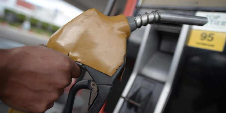 Precios de los combustibles continuarán al alza, advierte ministro de Energí­a y Minas