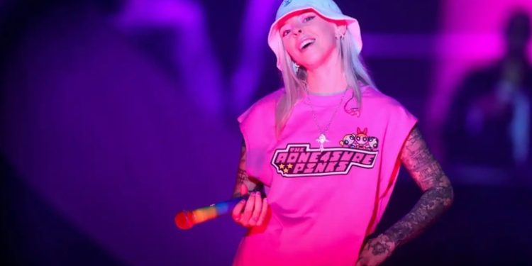 Prepárate para vivir una experiencia musical única con Young Miko el fenómeno musical del momento.