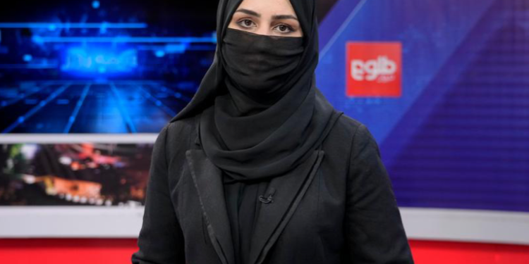 Presentadoras de TV en Afganistán se cubren el rostro para salir al aire
