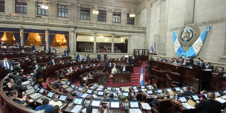 Presentan cuatro iniciativas de ley que buscará estabilizar precios de combustibles