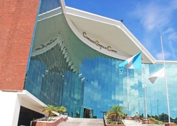 Presentan denuncias penales contra constructora y funcionarios por incumplimiento de obra en zona 12