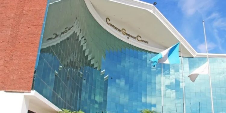 Presentan denuncias penales contra constructora y funcionarios por incumplimiento de obra en zona 12