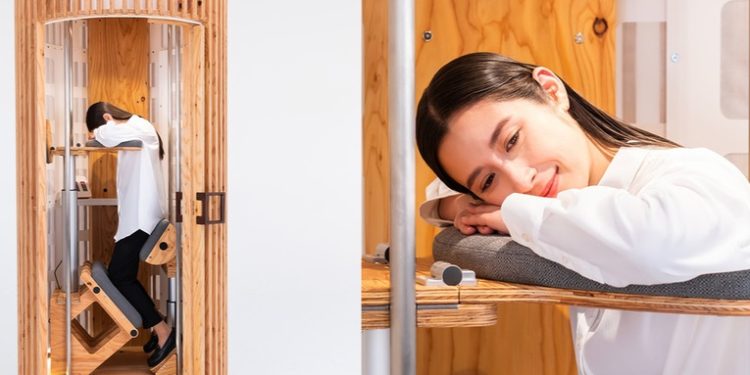 Presentan en Japón la cápsula 'Siesta de jirafa' para dormir de pie en el trabajo
