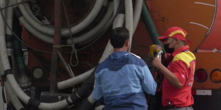 Presentan iniciativa de le ley para eliminar el pago de impuestos a derivados del petróleo